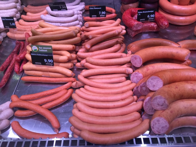 charcuterie-LA CROIX SUR ROUDOULE-min_sausages_meat_butchery-1069321